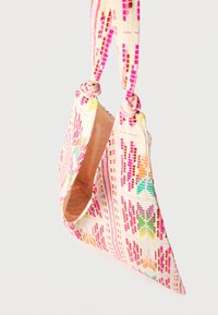 Υφαντή υφασμάτινη τσάντα με τριγωνικό σχήμα, με πολύχρωμο γεωμετρικό μοτίβο σε ροζ, πράσινο και μοβ. Δεμένες λουρίδες στο πάνω μέρος.
