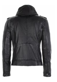 Chaqueta de cuero negra con una capucha negra desmontable. Presenta hombreras, costuras delanteras y traseras, y un diseño ajustado.