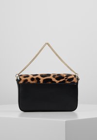 Černá kožená kabelka s vrchní částí v leopardím vzoru a zlatým řetízkem. Hladký povrch se strukturovaným tvarem, který zvýrazňuje výrazné vzory.