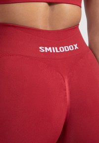 Smilodox CETRINA SEAMLESS SCRUNCH  - Shorts - dunkel rot