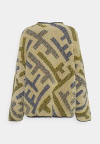 Pull en maille à manches longues avec un motif géométrique abstrait dans des tons jaunes, gris et vert foncé sur un fond clair.
