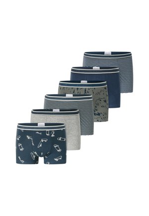 Zes paar jongensboxers in marineblauw, grijs, strepen en skateboardprints, gerangschikt in een verspringende rij tegen een witte achtergrond.