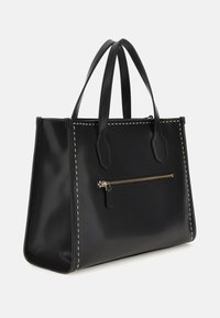 Schwarze Ledertasche mit strukturierter Form, kontrastierenden hellen Nähten und einer vorderen Reißverschlusstasche. Doppelte kurze Griffe zum Tragen.