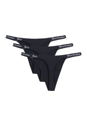 Drei schwarze Tanga-Unterwäsche mit Juicy Couture gebrandeten elastischen Taillenbändern, auf weißem Hintergrund gestapelt.