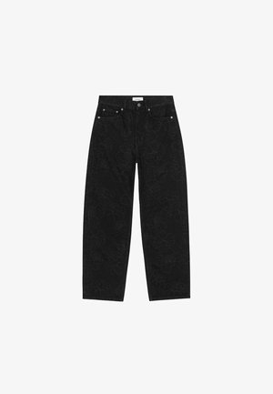 Mustad teksapüksid lilleornamendiga. Omavad viit taskut, nööpkinnitust ja kontrastseid õmbluseid.