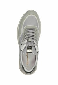 Sneaker grigio chiaro realizzata in materiali in rete e suede. Punta arrotondata, colletto imbottito, lacci piatti, dettagli metallici e suola in gomma testurizzata.