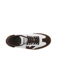 Zapatilla deportiva blanca con acentos de ante marrón, con cordones marrones, suela de goma y un logo en la lengüeta. Diseño clásico con un aspecto retro.