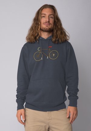 Marineblauwe hoodie gemaakt van zachte stof, met een grafisch ontwerp van een fiets in goud en rood aan de voorkant, voorzien van een kangoeroezak en een koordkap.