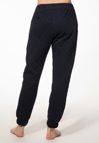 Zwarte, gewatteerde pyjamabroek met een elastische tailleband en enkelsokken, met een gladde textuur en een rechte pijpdesign.