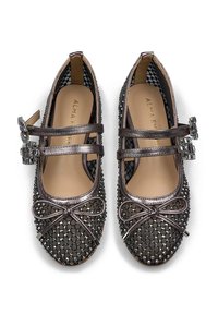 Bailarinas metálicas grises con hebilla decorativa, parte superior de malla adornada con tachuelas, puntera redonda y diseño de doble correa con detalle de lazo.