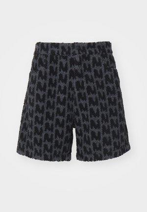 Fuzzy zwarte en grijze shorts met een textuurpatroon dat lijkt op de letter "M." Voorzien van een tailleband met een knoop en zijzakken.