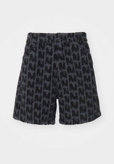 Fuzzy svarta och grå shorts med ett texturerat mönster som liknar bokstaven "M." Har en midja med en knapp och sidofickor.