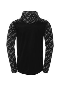 Langærmet hoodie med en sort krop og mønstrede grå ærmer med striber. Materialet virker let og åndbart.