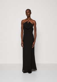 Rochie neagră cu guler halter, cu față drapată, talie ajustată și fustă fluidă. Țesătură netedă cu o silueta clasică, design până la podea.