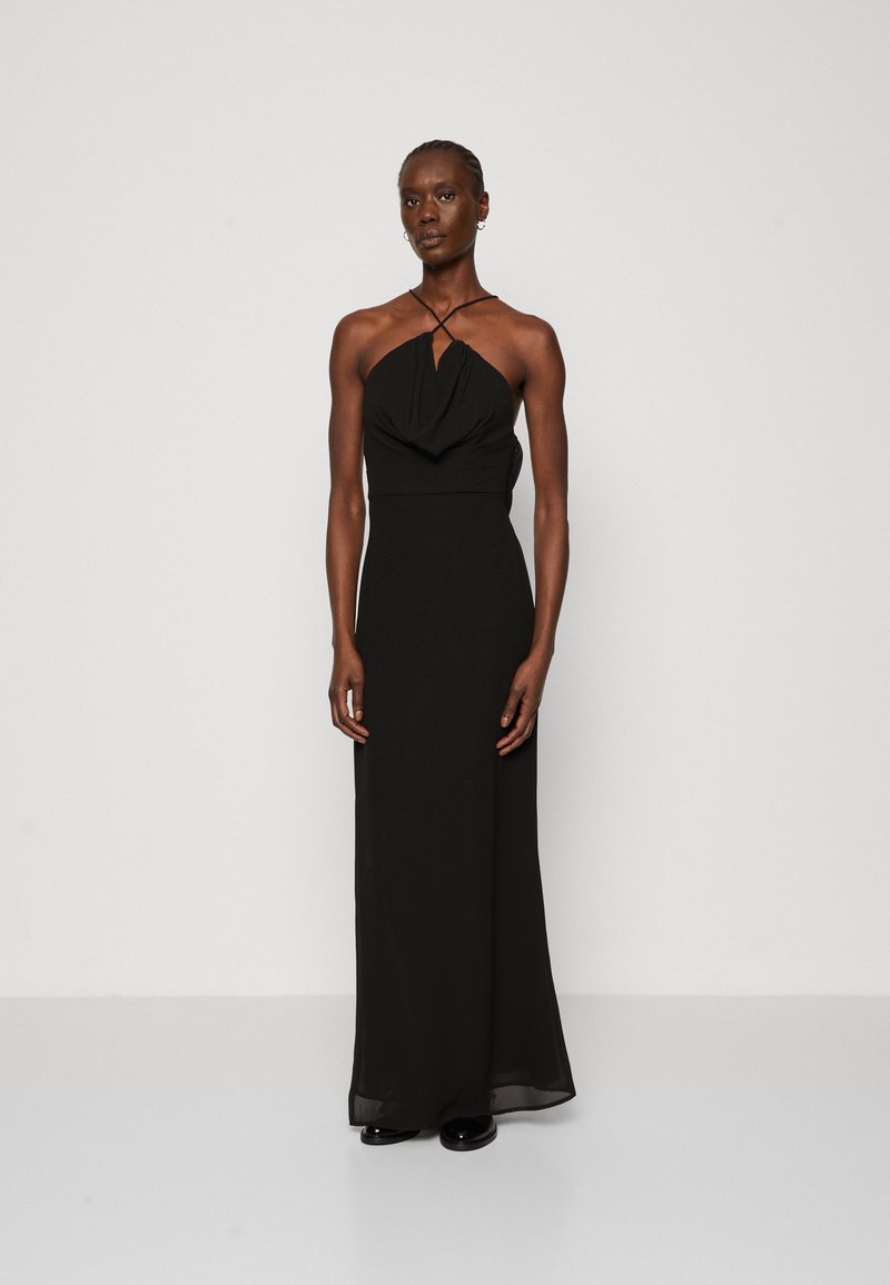 Rochie neagră cu guler halter, cu față drapată, talie ajustată și fustă fluidă. Țesătură netedă cu o silueta clasică, design până la podea.