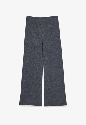 Široké nohavice vyrobené z tmavošedej, texturovanej tkaniny s hladkým povrchom. Majú vysoký pás a žiadne viditeľné zapínanie ani ozdoby.