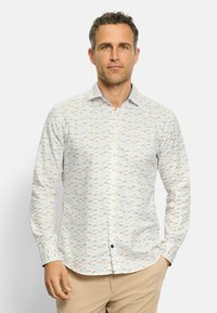 Weißes Hemd mit Knopfleiste, das ein farbenfrohes Bergmuster in Braun, Blau und Orange zeigt. Mit langen Ärmeln, klassischem Kragen und geschwunghem Saum.