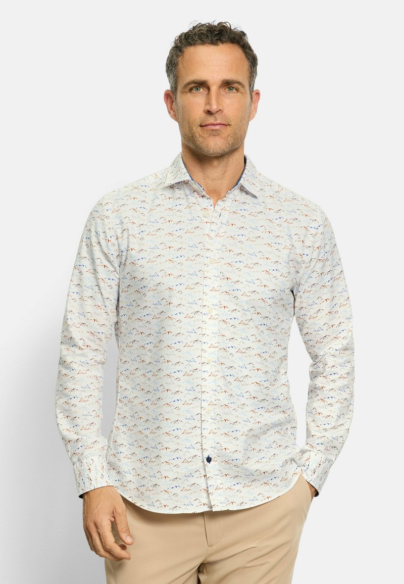 Weißes Hemd mit Knopfleiste, das ein farbenfrohes Bergmuster in Braun, Blau und Orange zeigt. Mit langen Ärmeln, klassischem Kragen und geschwunghem Saum.