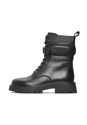 Schwarze Leder-Ankle Boots mit robuster Gummisohle, Schnürung vorne und einem Riemen mit einer Metall-Schnalle. Strukturiertes Finish auf dem Obermaterial.