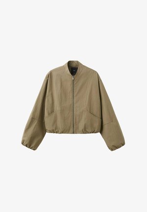 Chaqueta bomber ligera de color verde oliva con cierre frontal de cremallera, cuello redondo y mangas voluminosas. Cuenta con dos grandes bolsillos delanteros y puños elásticos.