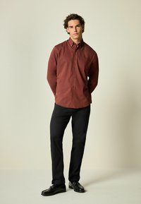 Next EASY CARE ROYAL OXFORD REGULAR FIT - Ing - brick red
