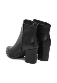 Fekete bőr bokacsizma sima textúrával, kerek orral és vastag blokk sarkú, ferde oldalakkal és rejtett cipzárral.