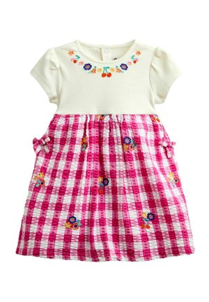 Cremefarvet kortærmet top med blomsterbroderi og pinkternet nederdel med små broderede blomster og sidelapper med sløjfer på kjole til småbørn.