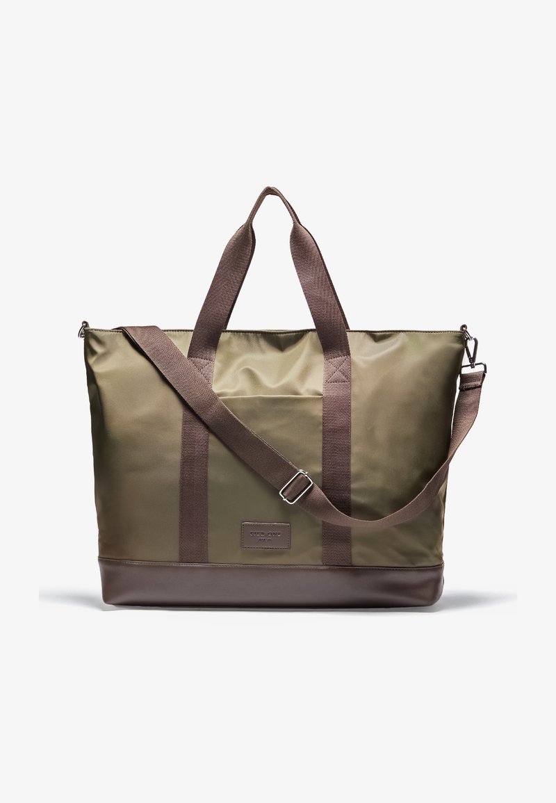 Oliven grønn nylon totebag med brune accenter, som har dobbelte topphåndtak, en avtagbar skulderrem og et merket lærpanel.