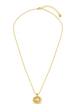 Κολιέ με χρυσή αλυσίδα που διαθέτει στρογγυλό μενταγιόν με μαργαριτάρι, τοποθετημένο σε υφή, οβάλ πλαίσιο από χρυσό. Ρυθμιζόμενο κούμπωμα με επέκταση αλυσίδας.