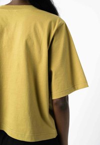 MELA CROPPED DESNA - T-shirt basic - khaki