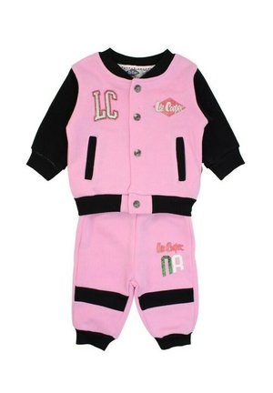 Ensemble de survêtement pour enfants rose et noir, comprenant une veste à boutons avec des manches noires et un pantalon. Comprend des broderies décoratives et des poches.