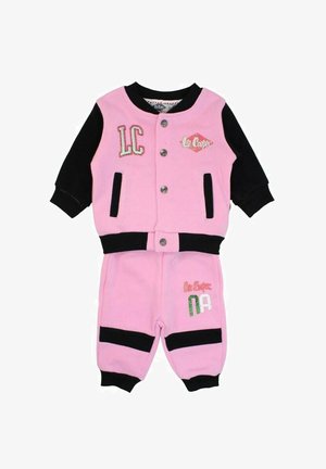 Ensemble de survêtement pour enfants rose et noir, comprenant une veste à boutons avec des manches noires et un pantalon. Comprend des broderies décoratives et des poches.