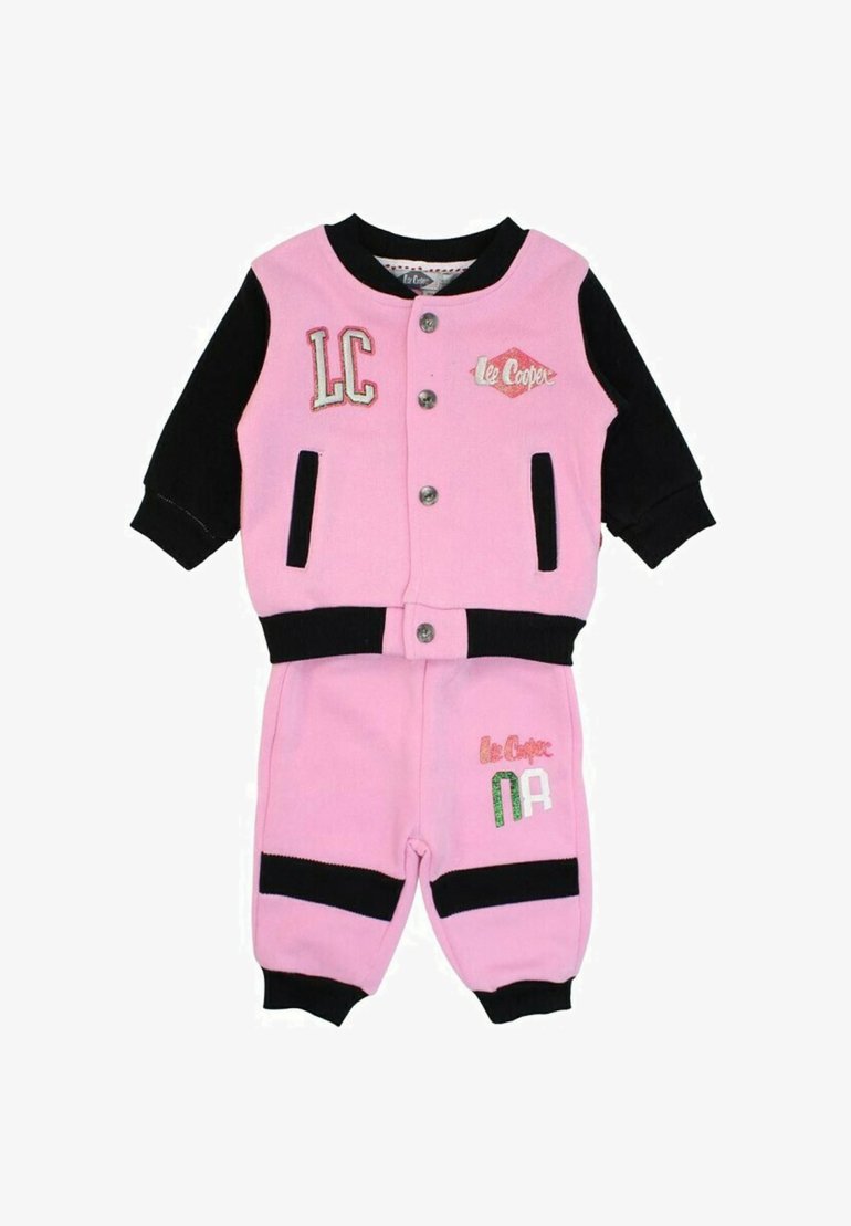 Ensemble de survêtement pour enfants rose et noir, comprenant une veste à boutons avec des manches noires et un pantalon. Comprend des broderies décoratives et des poches.