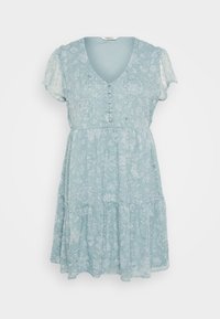 Robe bleu clair à manches courtes avec motif floral, col en V, boutons sur le devant et taille froncée avec une jupe à volants.