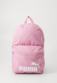 Roze polyester rugzak met een ronde vorm, voorzien van een voorzak met rits en een groot wit "PUMA"-logo. Gladde textuur en verstelbare schouderbanden.