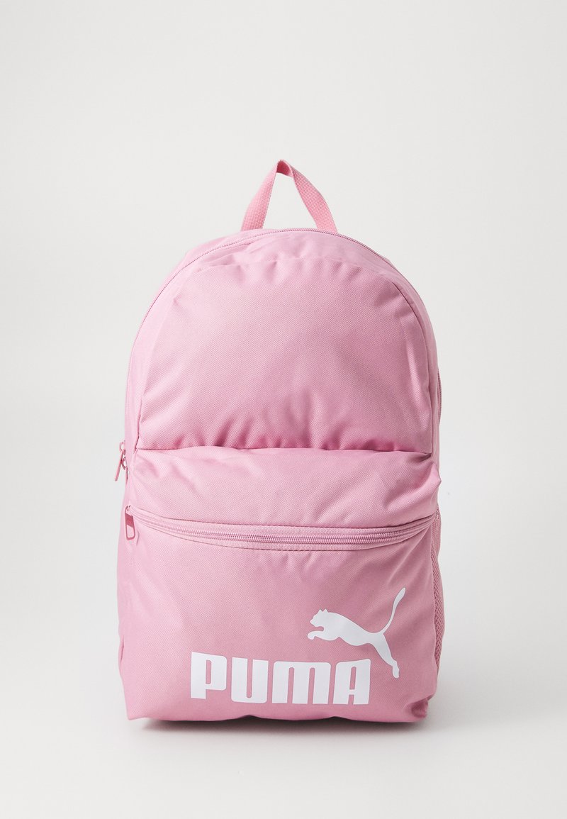 Roze polyester rugzak met een ronde vorm, voorzien van een voorzak met rits en een groot wit "PUMA"-logo. Gladde textuur en verstelbare schouderbanden.