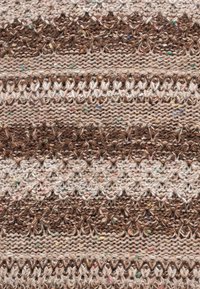 Pletená látka s kombinací hnědých, béžových a vícebarevných skvrnek. Výrazné horizontální pruhy s různými texturami a vzory.