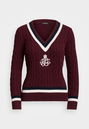 Bordeauxroter kabelgestrickter Pullover mit V-Ausschnitt, marineblau-weiß gestreiftem Besatz am Hals, an den Bündchen und am Saum sowie einem weiß bestickten Logo mit Krone auf der Brust.