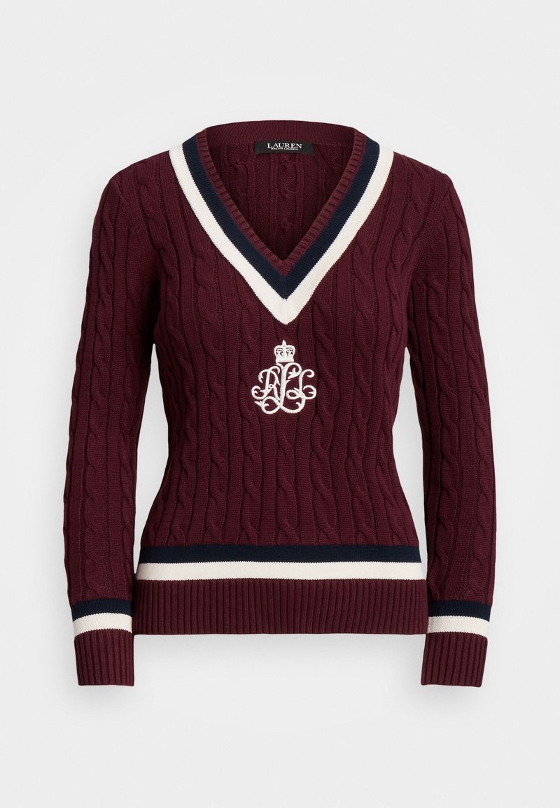 Pull en maille torsadée bordeaux avec col en V, bordure rayée bleu marine et blanche au niveau du col, des poignets et de l'ourlet, et logo blanc brodé avec une couronne sur la poitrine.