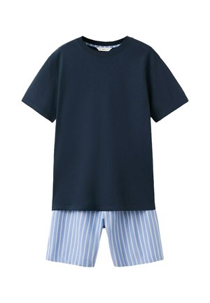 Tmavomodré tričko s krátkym rukávom v kombinácii s bledomodrými a bielymi vertikálne prúžkovanými šortkami, zobrazené na bielom pozadí.