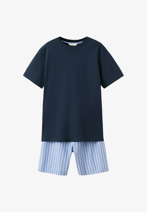 Temno modra majica s kratkimi rokavi, kombinirana s svetlo modrimi in belimi kratkimi hlačami z navpičnimi črtami, prikazana na belem ozadju.