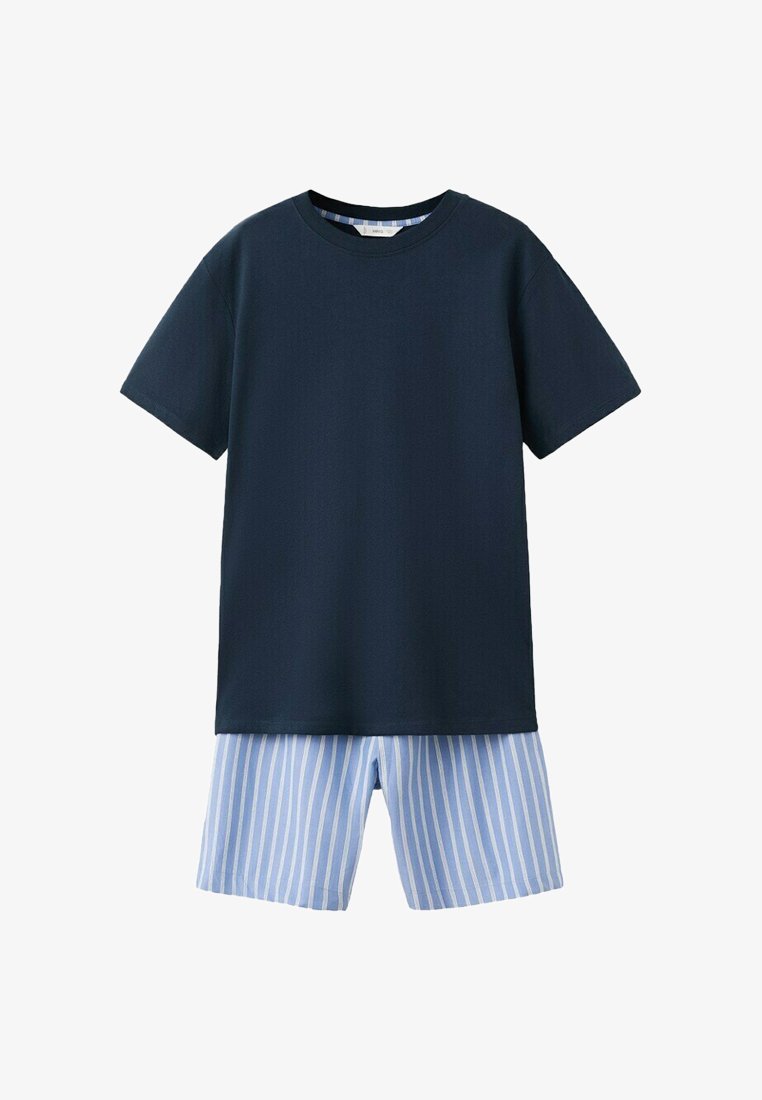Tmavomodré tričko s krátkym rukávom v kombinácii s bledomodrými a bielymi vertikálne prúžkovanými šortkami, zobrazené na bielom pozadí.