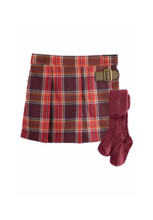 Roter und brauner karierter Faltenrock mit seitlicher Schnalle, kombiniert mit strukturierten, dunkelroten, knielangen Socken auf weißem Hintergrund.