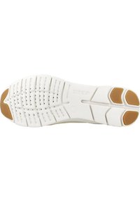 Suela de zapatilla de goma blanca con un patrón de agarre texturizado y acentos marrones cerca del talón. Presenta orificios de drenaje para ventilación y flexibilidad.
