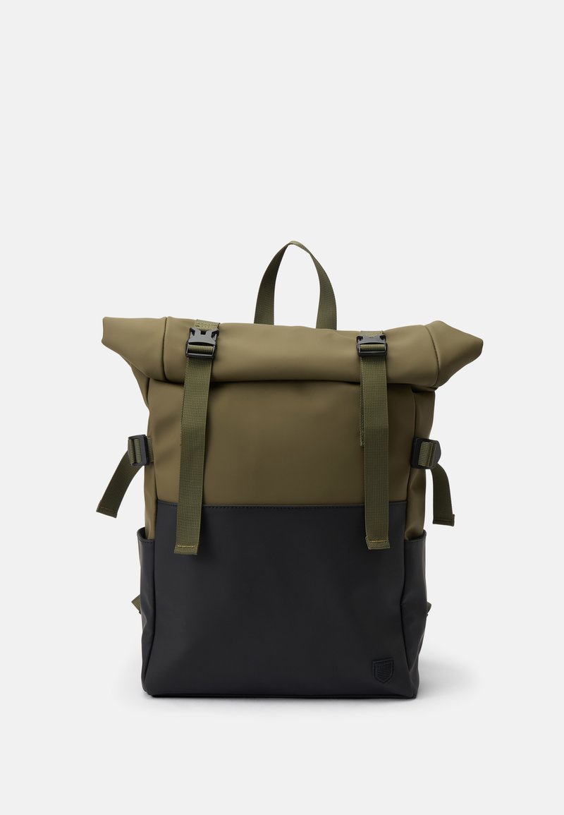 Zaino a roll-top in verde oliva e nero, realizzato in materiale impermeabile e durevole. Presenta spallacci regolabili e una maniglia superiore per il trasporto.
