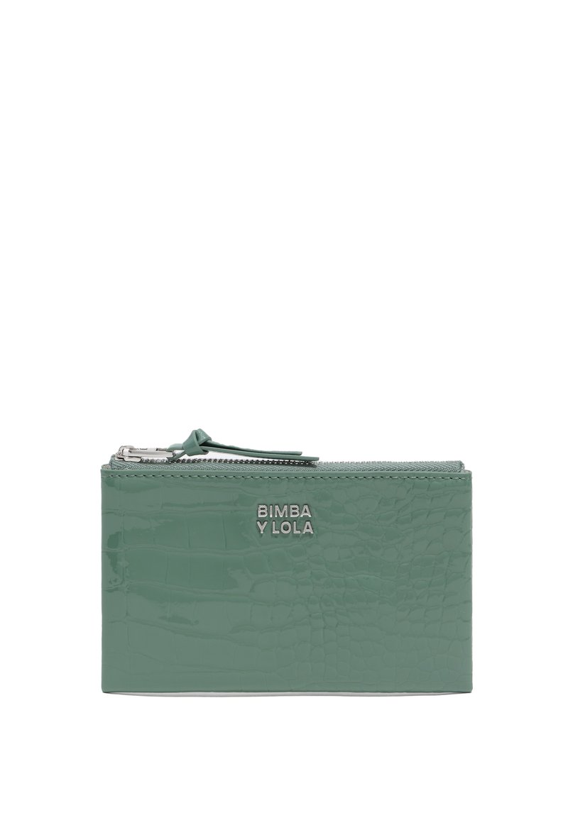 Portafoglio verde in pelle verniciata con texture a coccodrillo, dotato di chiusura zip e dettaglio logo argentato sul fronte. Forma rettangolare.
