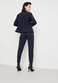 Taifun VERKÜRZT KNITTERARME 7/8 SLIM - Stoffhose - navy
