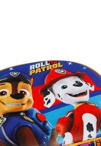 Artículo colorido con temática de personajes que presenta perros animados, con un fondo predominantemente azul, y acentos en rojo, amarillo y negro, de textura suave.