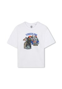 Hvit bomulls t-skjorte med et fargerikt grafisk design av en bjørn, fjell, trær og en nedgående sol, merket "TIMBERLAND."