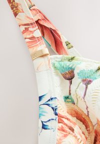 Non sélectionné, white floral lace